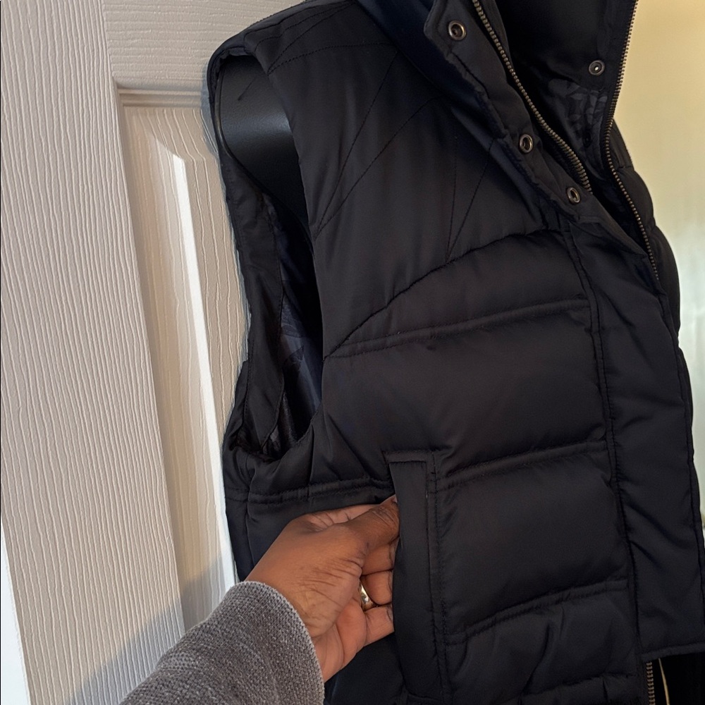 Women's Black Puffer Vest - Picture 5 of 10